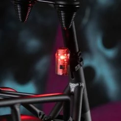 Urban Proof Achterlicht LED Remlicht USB - Rood -Pas Cher Fietsbellen Magasin urban proof achterlicht led remlicht usb rood 8714044406736 2 l